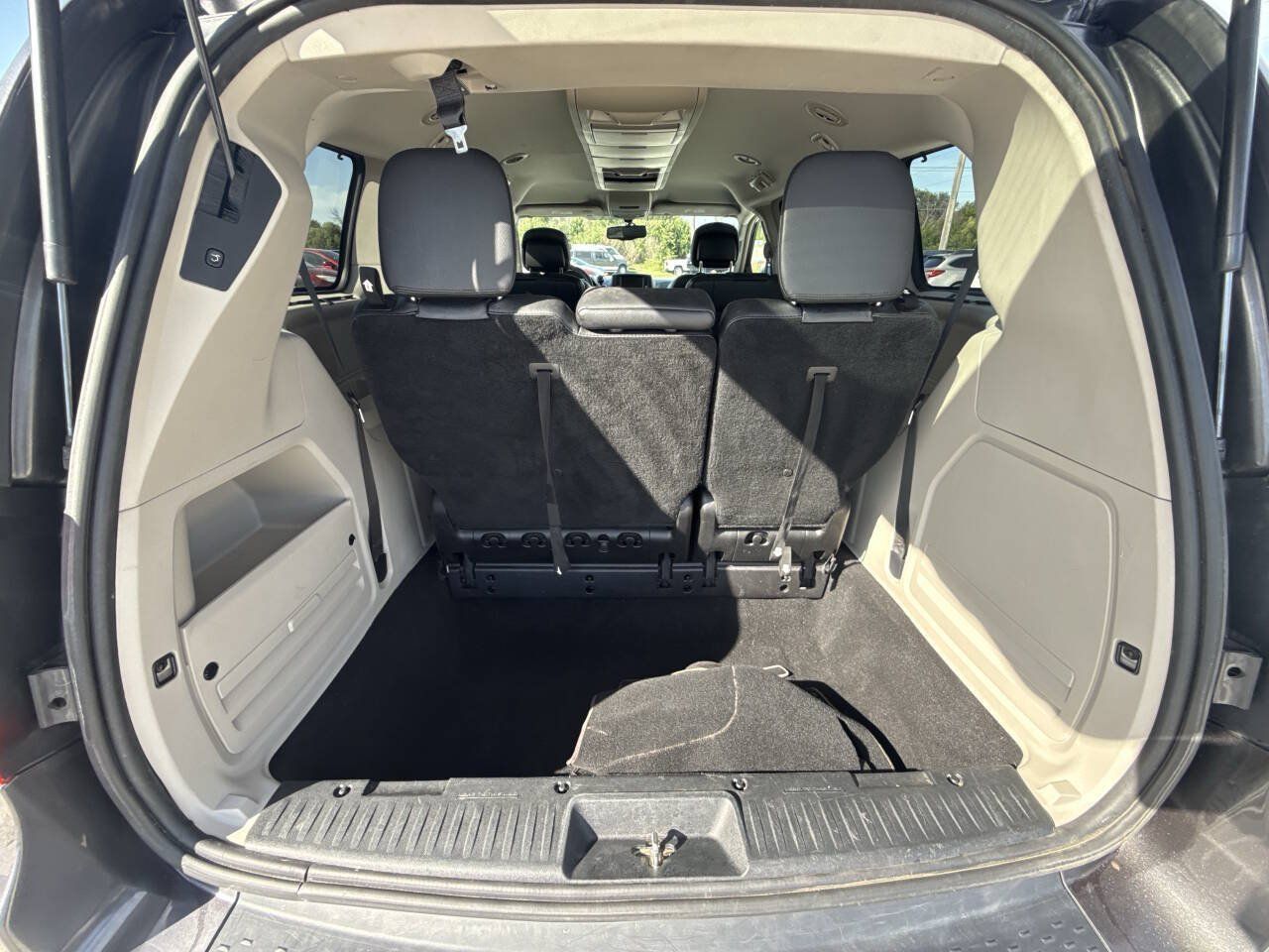 Used 2016 Chrysler Town & Country Touring-L w/ Driver Convenience Group FWD image 17