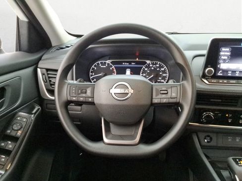 Used 2025 Nissan Rogue S image 12