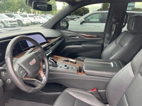 Used 2022 Cadillac Escalade Luxury AWD/4WD image 5