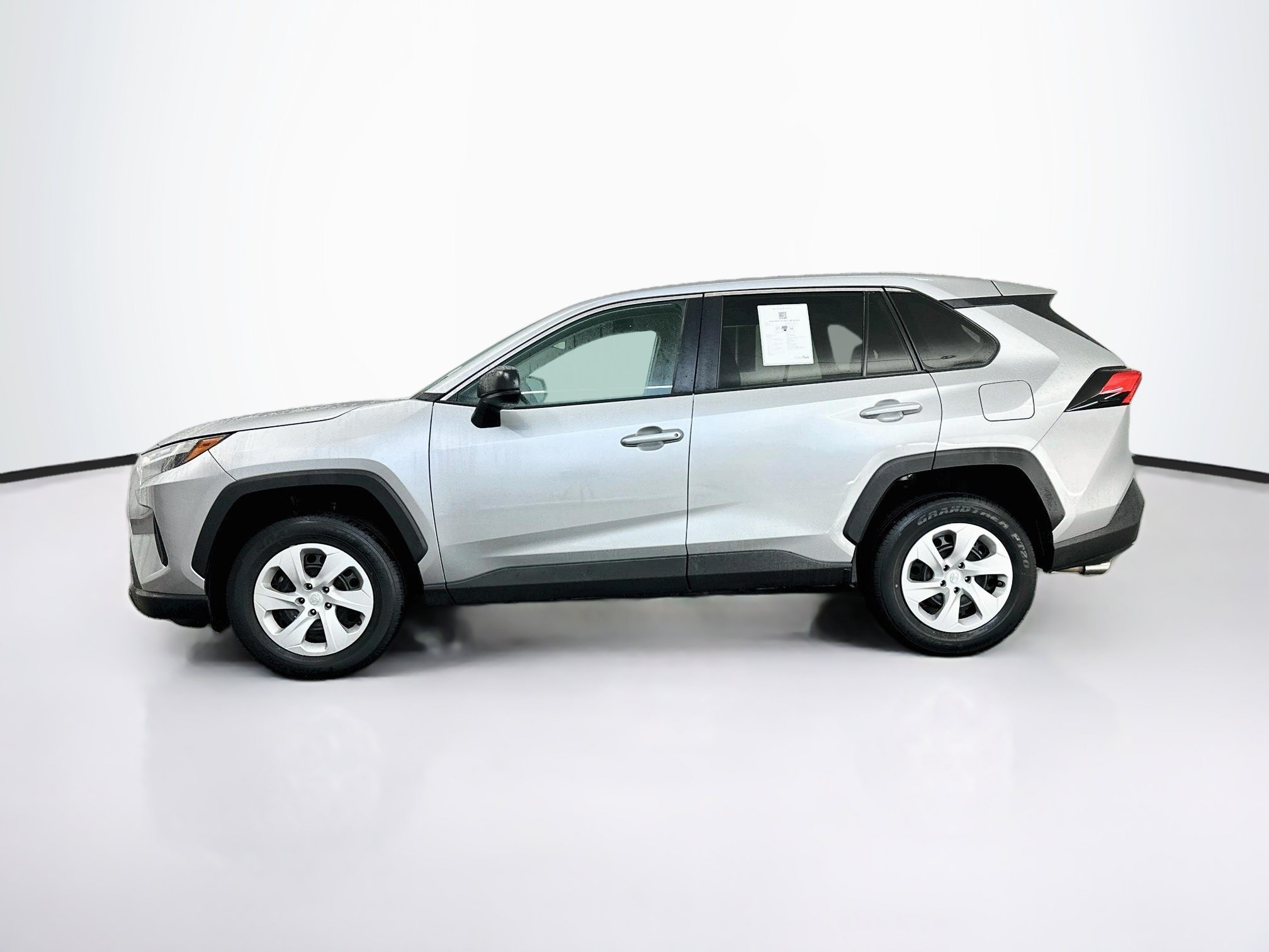 Used 2025 Toyota RAV4 LE AWD/4WD image 4