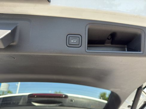 Used 2023 GMC Terrain SLT image 26