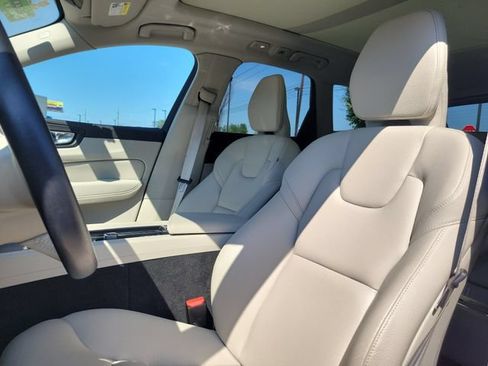 Used 2022 Volvo XC60 B5 Momentum w/ Climate Package FWD image 11