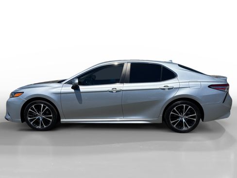 Used 2019 Toyota Camry SE FWD image 2