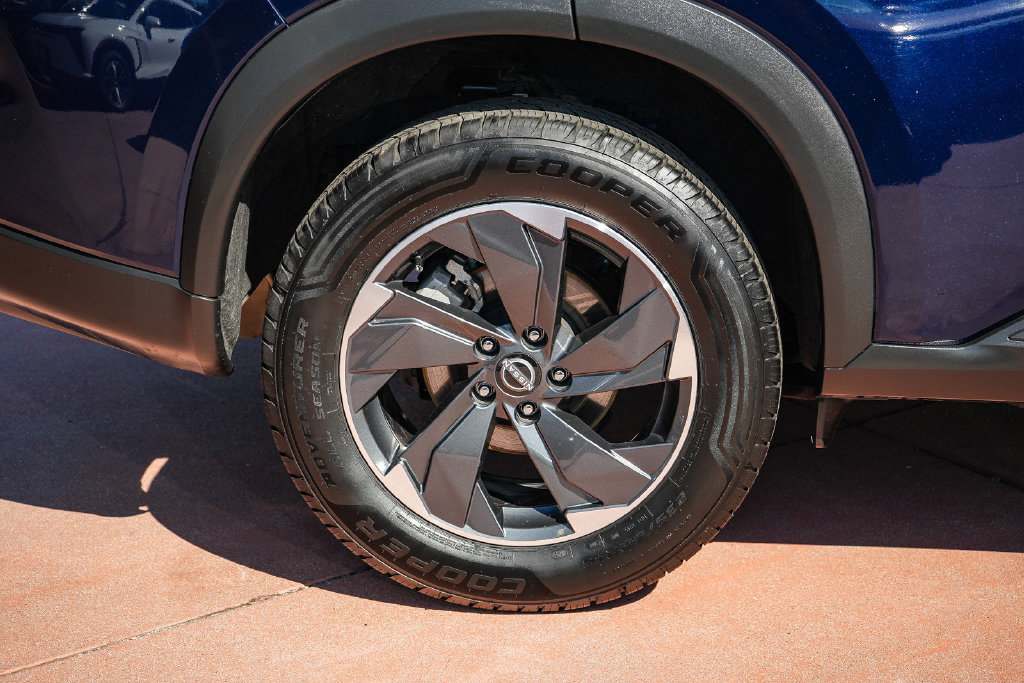 Used 2024 Nissan Rogue SV FWD image 11
