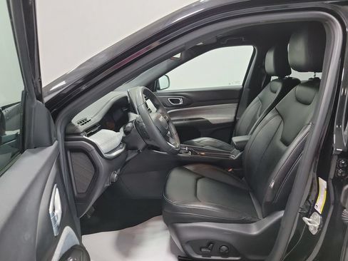 Used 2024 Jeep Compass Latitude AWD/4WD image 2