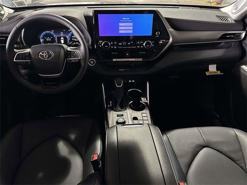 New 2026 Toyota Highlander Limited image 12