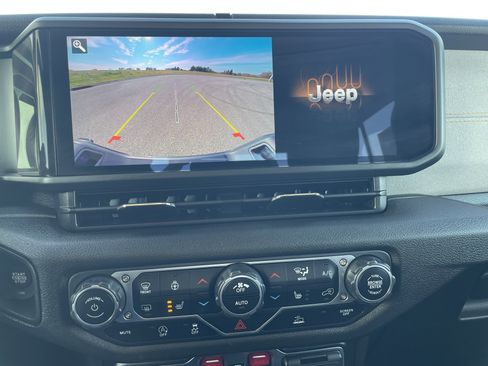 Used 2024 Jeep Gladiator Sport image 8