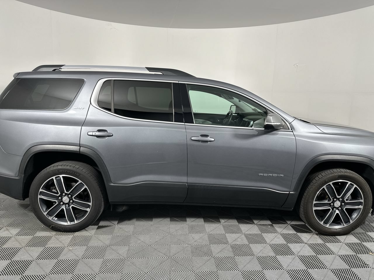 Used 2020 GMC Acadia SLT w/ Driver Alert Package II FWD image 18