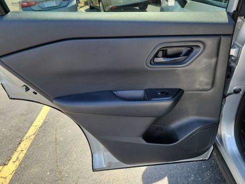 Used 2024 Nissan Rogue S AWD/4WD image 18