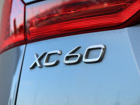 Used 2018 Volvo XC60 T6 Momentum w/ Vision Package image 30