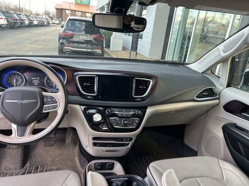 Used 2017 Chrysler Pacifica Limited image 10
