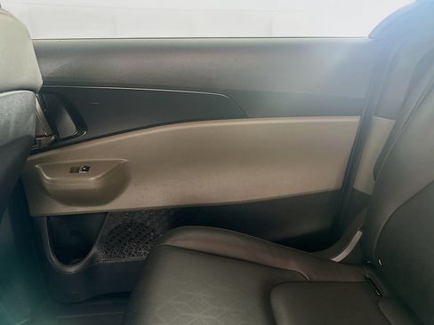Used 2026 Kia Carnival FWD image 32