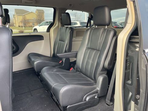 Used 2014 Chrysler Town & Country Touring image 25