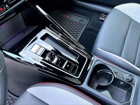 Used 2025 Volkswagen GTI SE FWD image 17