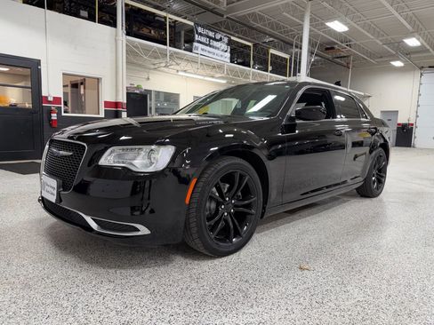 Used 2018 Chrysler 300 Touring image 4