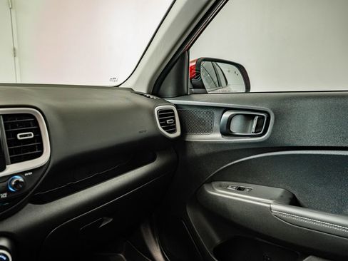 Used 2025 Hyundai Venue Limited FWD image 26
