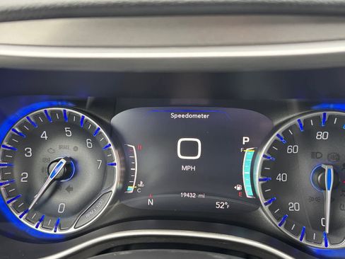 Used 2023 Chrysler Pacifica Touring-L image 25