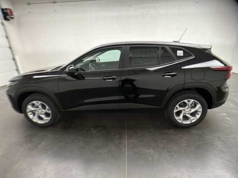 New 2026 Chevrolet Trax LS w/ LS Convenience Package FWD image 6