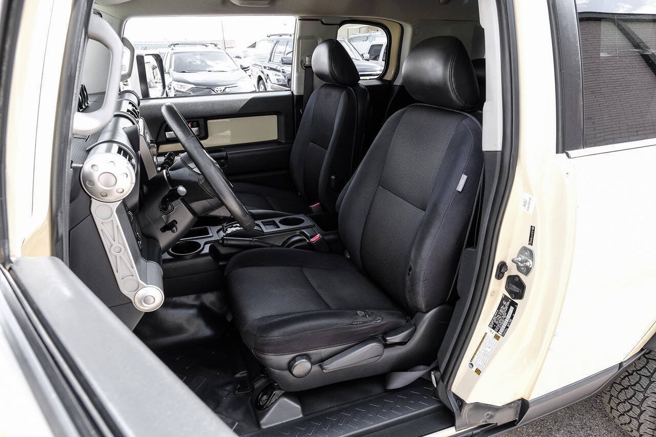 Used 2008 Toyota FJ Cruiser 2WD w/ Upgrade Pkg 2 image 31