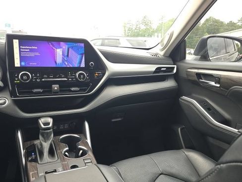 Used 2023 Toyota Highlander Platinum FWD image 40