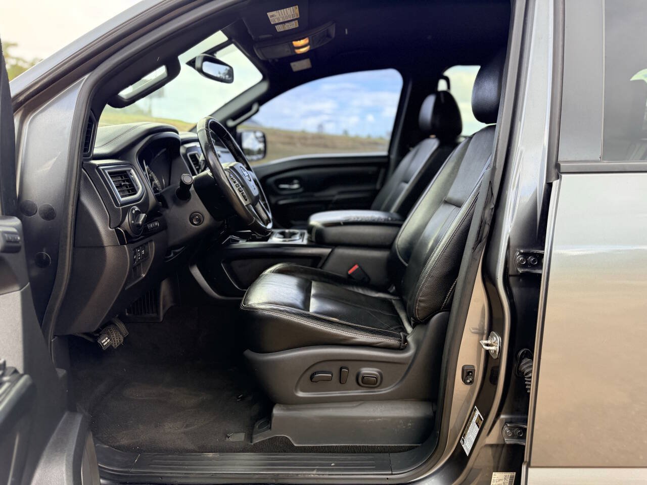 Used 2018 Nissan Titan SL w/ Midnight Edition RWD image 12