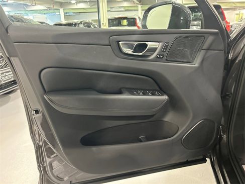 Certified 2022 Volvo XC60 B5 Momentum w/ Climate Package image 9