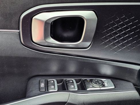 Used 2024 Kia Sorento S image 12