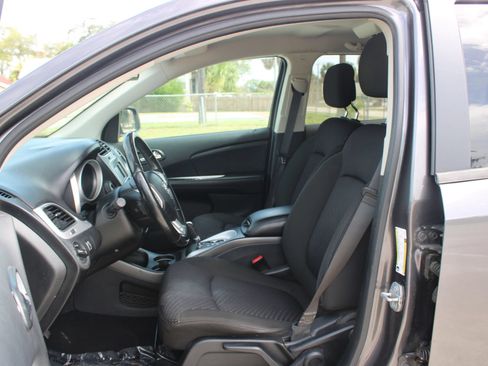 Used 2019 Dodge Journey SE w/ Connectivity Group FWD image 9