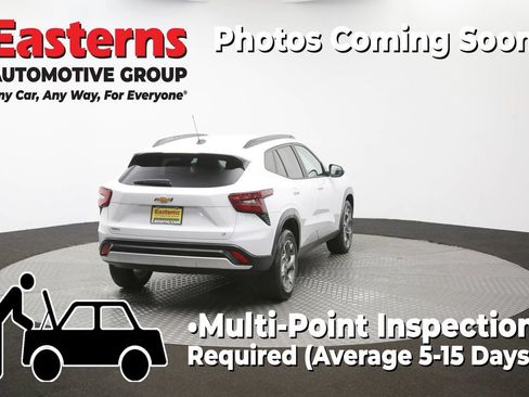 Used 2025 Chevrolet Trax LT FWD image 39