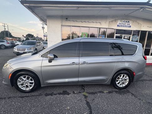 Used 2020 Chrysler Pacifica Touring-L image 5