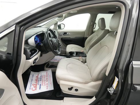 Used 2018 Chrysler Pacifica Touring-L FWD image 15