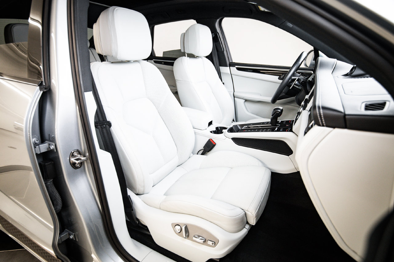 Certified 2023 Porsche Macan AWD/4WD image 29