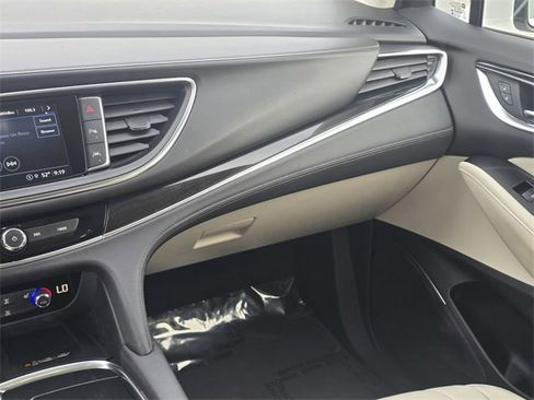 Used 2022 Buick Enclave Essence image 18