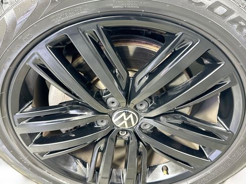 Used 2022 Volkswagen Tiguan SE R-Line image 31