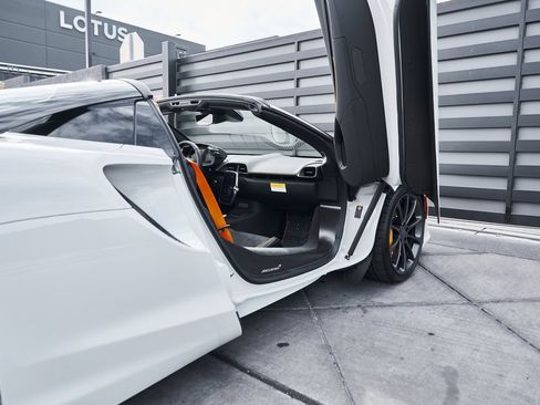 Used 2025 McLaren Artura image 29