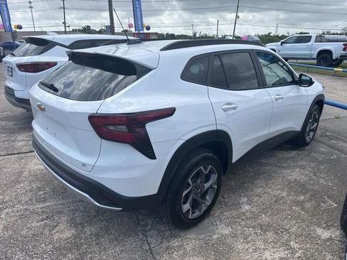 Used 2025 Chevrolet Trax LT w/ LT Convenience Package image 8