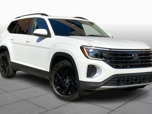 Used 2024 Volkswagen Atlas SE w/ Panoramic Sunroof Package image 2