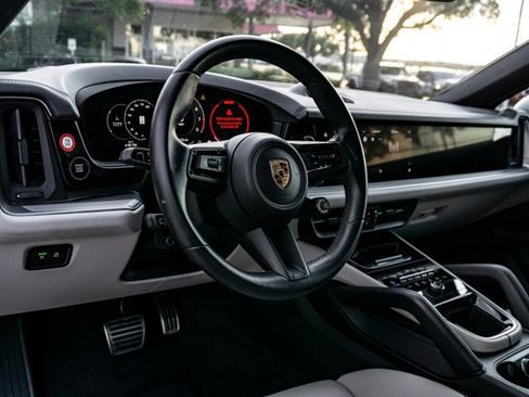 Used 2024 Porsche Cayenne S image 19