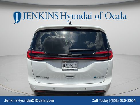Used 2024 Chrysler Pacifica Limited w/ Uconnect Theater Family Group FWD image 4