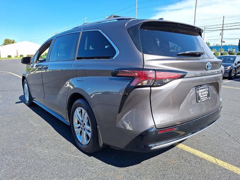 Used 2024 Toyota Sienna Platinum AWD/4WD image 4