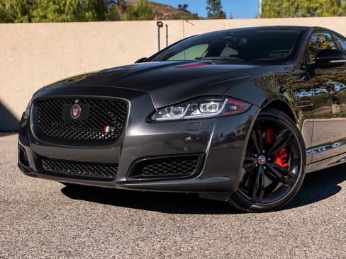 Used 2017 Jaguar XJ R RWD image 10