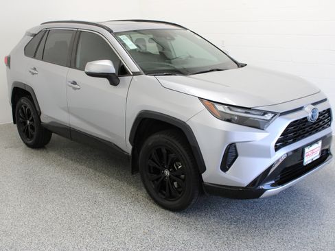 Used 2022 Toyota RAV4 SE w/ Convenience Package AWD/4WD image 4