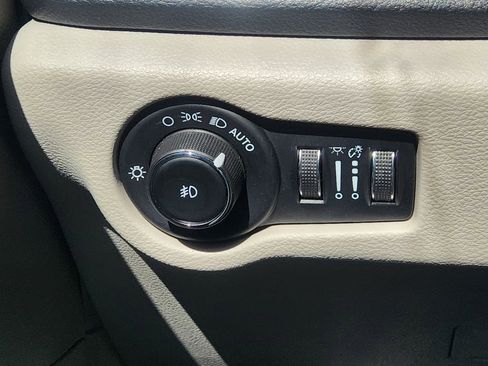 Used 2023 Chrysler Pacifica Limited image 23