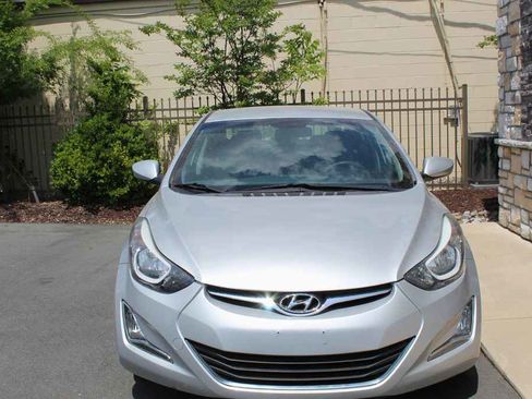 Used 2015 Hyundai Elantra SE w/ Option Group 02 FWD image 2