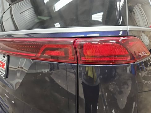 Used 2024 Kia Carnival LX image 33