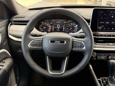 Used 2025 Jeep Compass Latitude AWD/4WD image 28