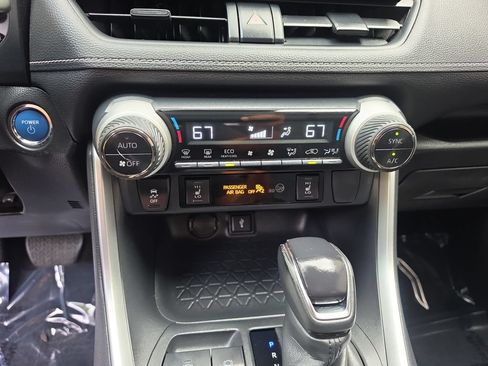 Used 2021 Toyota RAV4 XLE w/ XLE Grade Weather Package AWD/4WD image 16