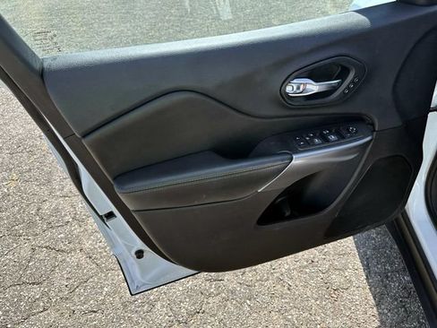 Used 2019 Jeep Cherokee Limited FWD image 14