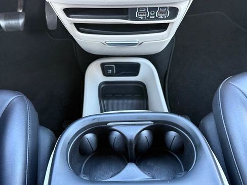 Used 2023 Chrysler Pacifica Touring-L FWD image 19