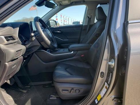 Used 2023 Toyota Highlander XLE image 10